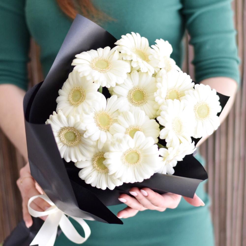 Букет из 15 белых мини гербер в упаковке 