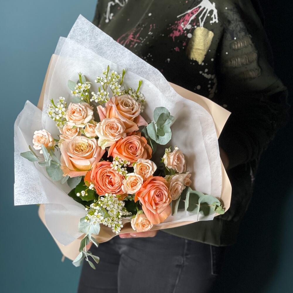 Букет с кустовой розой 