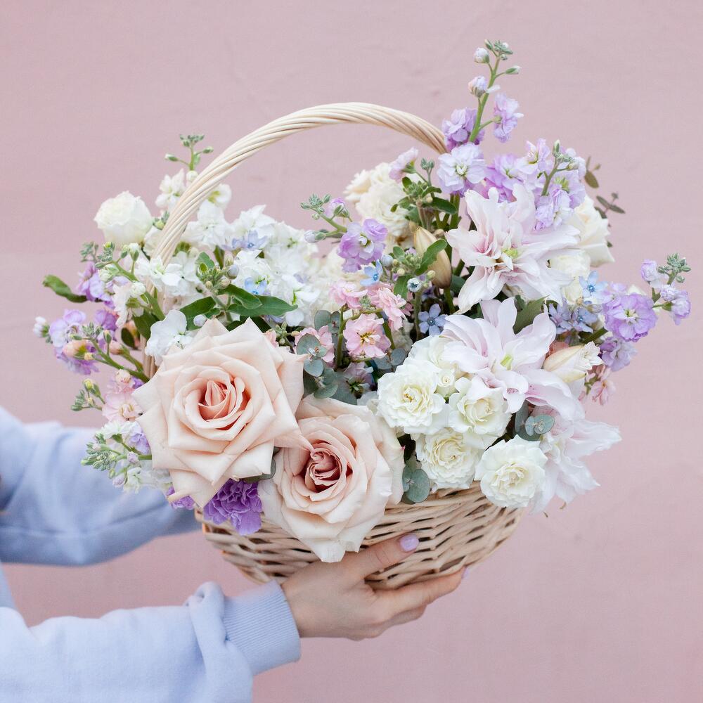 Корзина с пионовидными лилиями, полевыми маттиолами и розами