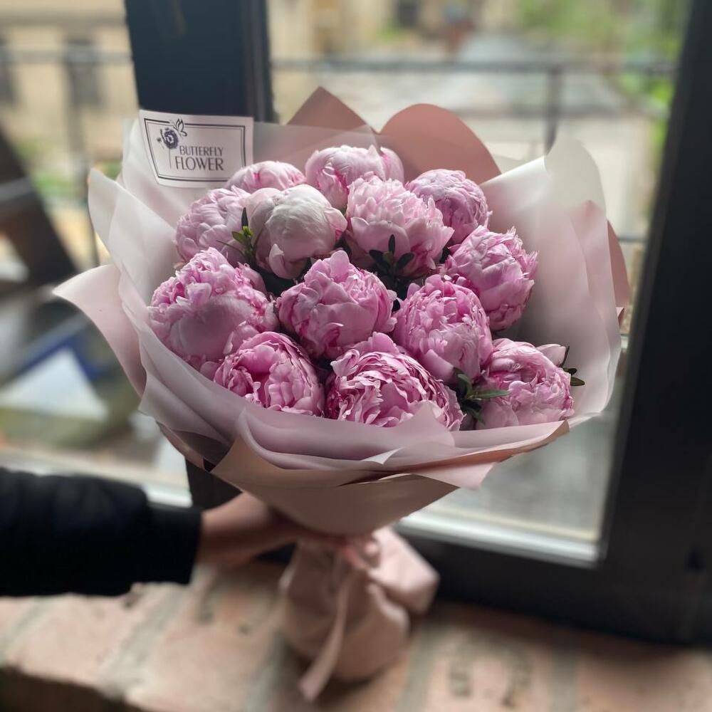 Букет из 13 розовых пионов с зеленью в дизайнерской упаковке 