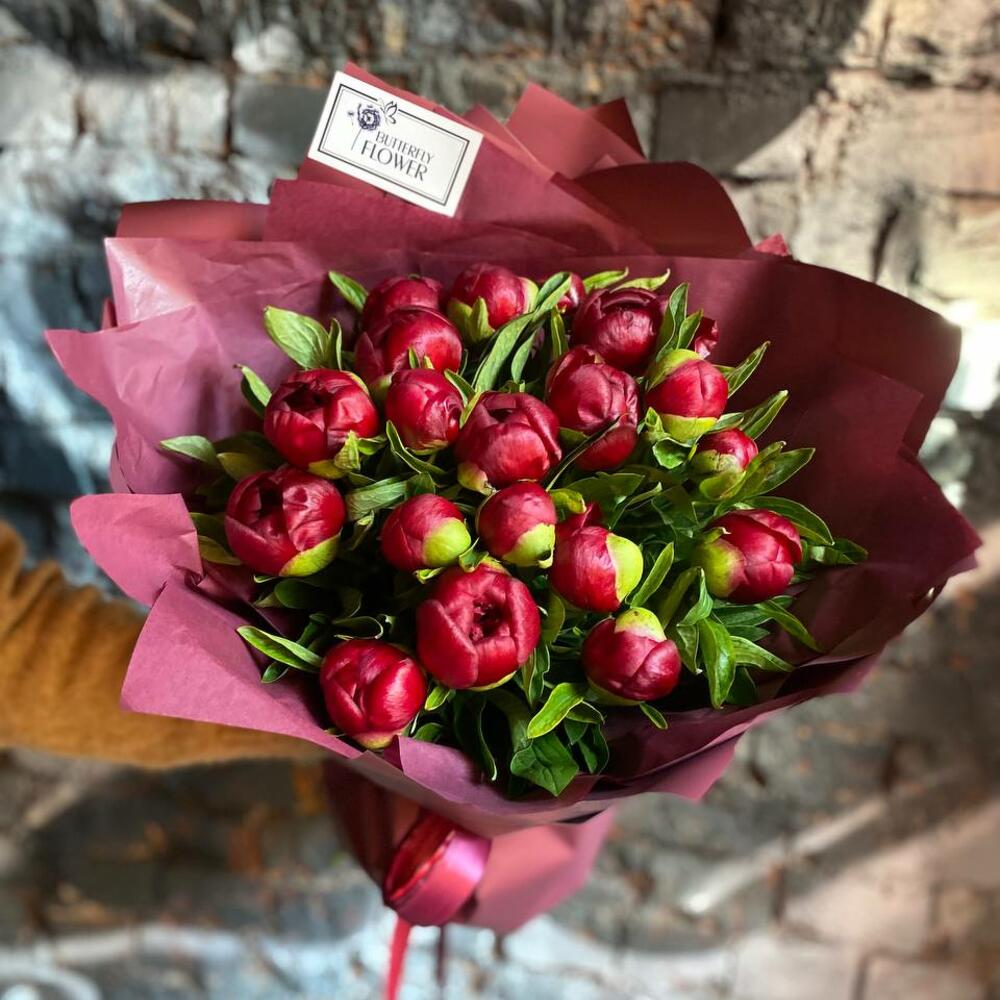 Букет из 17 бордовых пионов в дизайнерской упаковке 