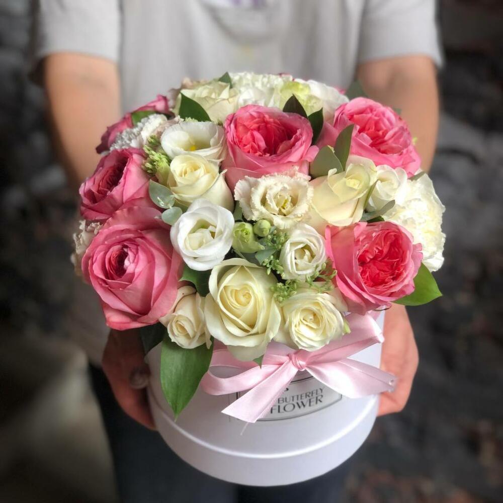 Букет из роз, лизиантуса, гвоздик и зелени в шляпной коробке «Хермоза»