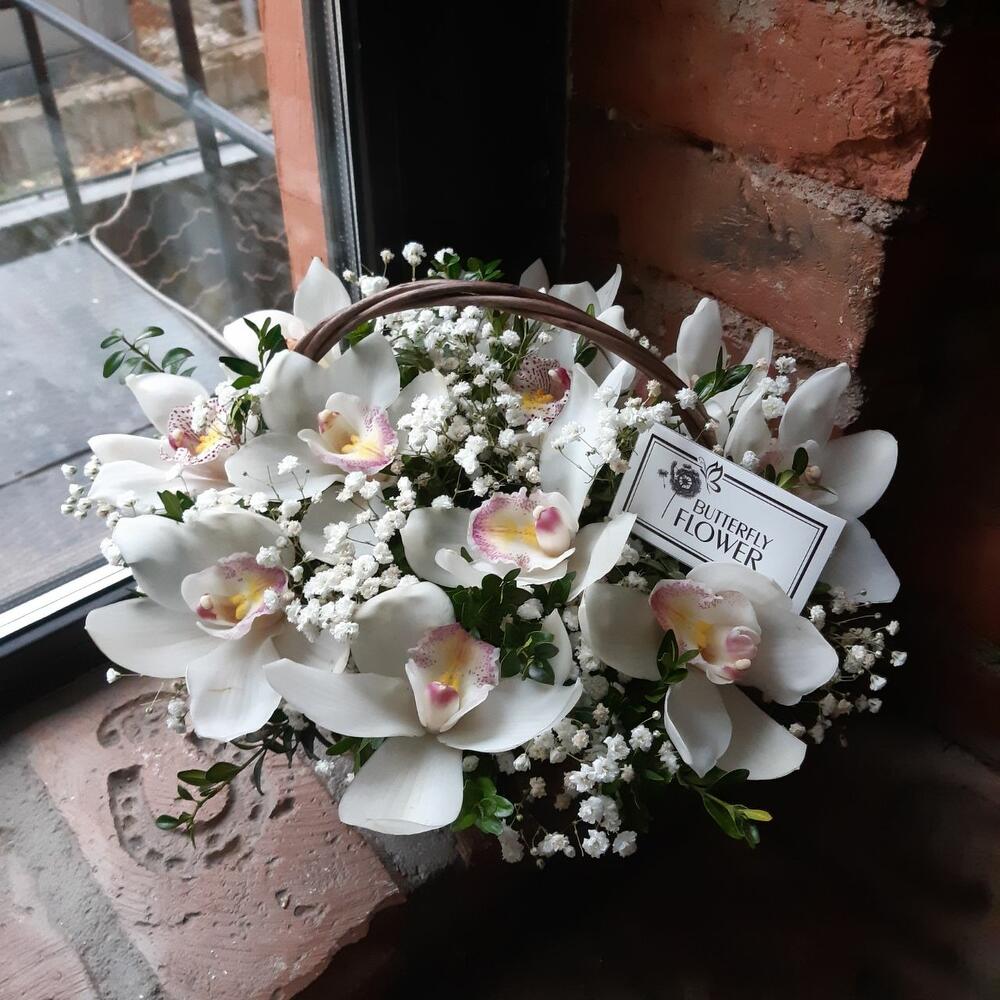 Букет из орхидей, гипсофилы и самшита в плетеной корзине 