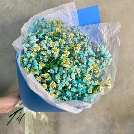 Милый букет из гипсофилы и ромашки