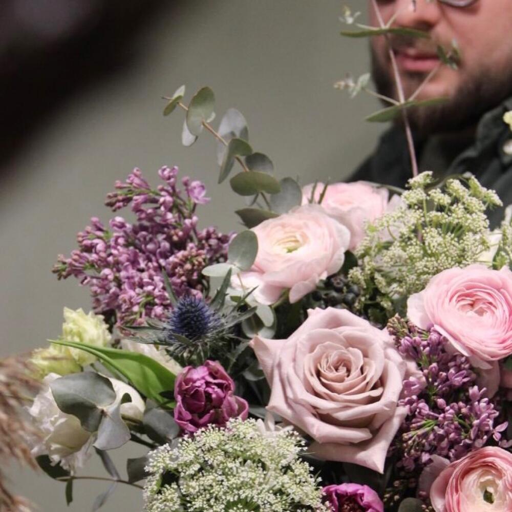 Букет с сиренью, тюльпанами, нарциссами и лютиками