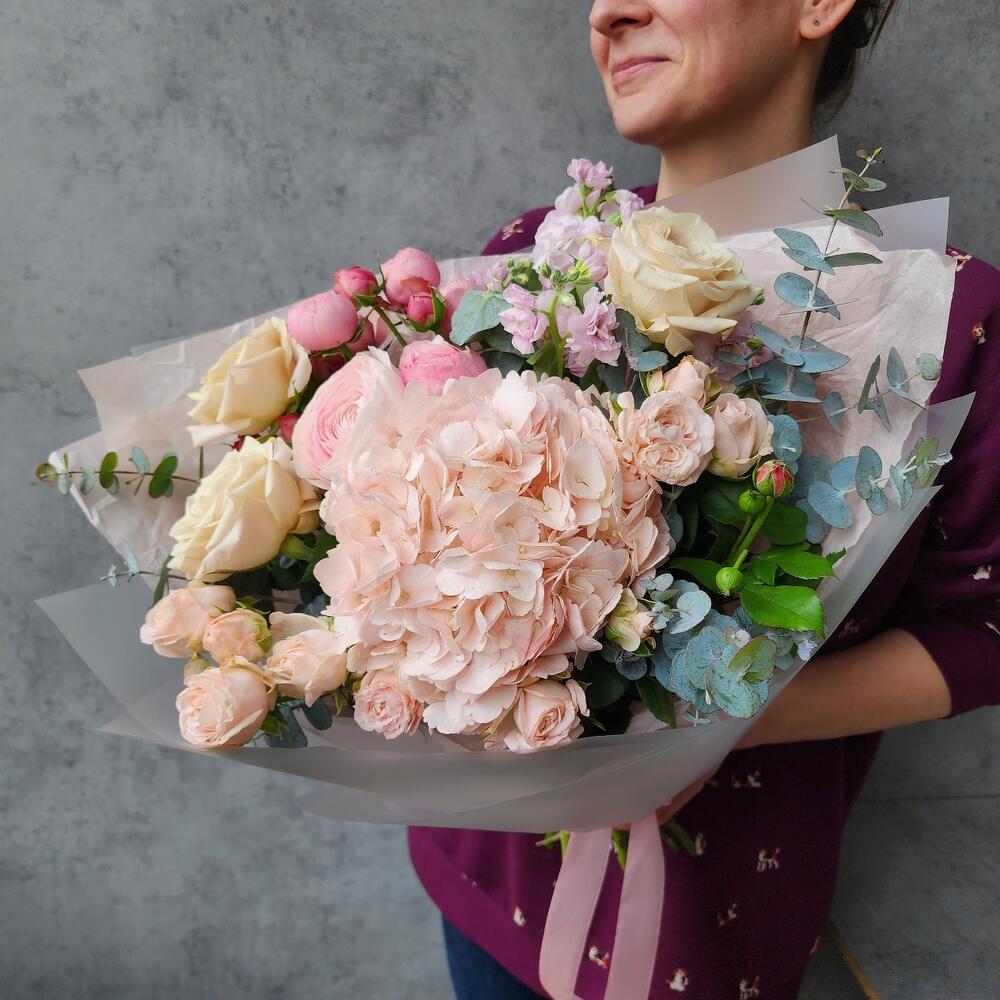 Нежный букет из гортензии, маттиолы, кустовой пион розы Бомбастик и розы Мента с эвкалиптом