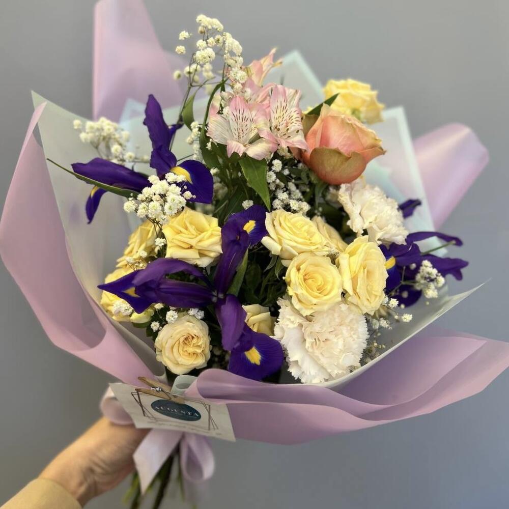Авторский букет с ирисами и розами 