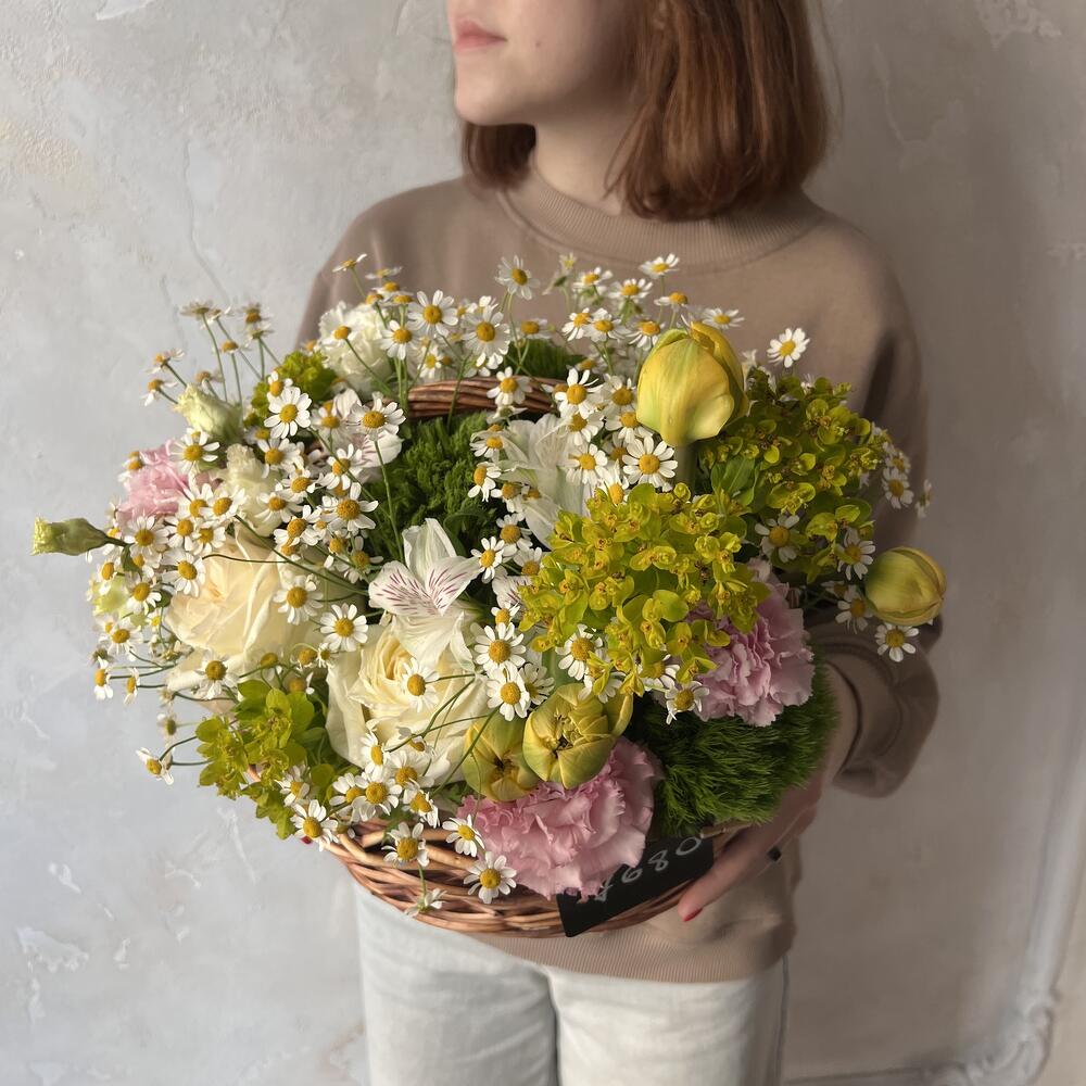 Корзина с нежными розами, тюльпанами и ромашками