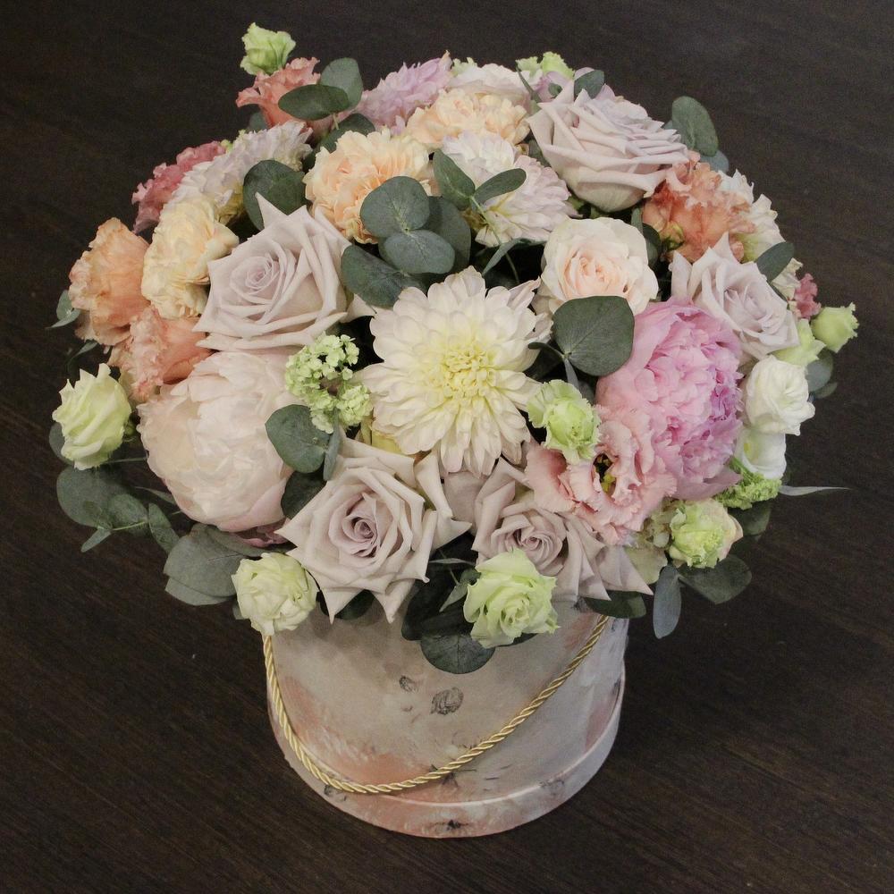 Шляпная коробка с пионами, розами и эустомой