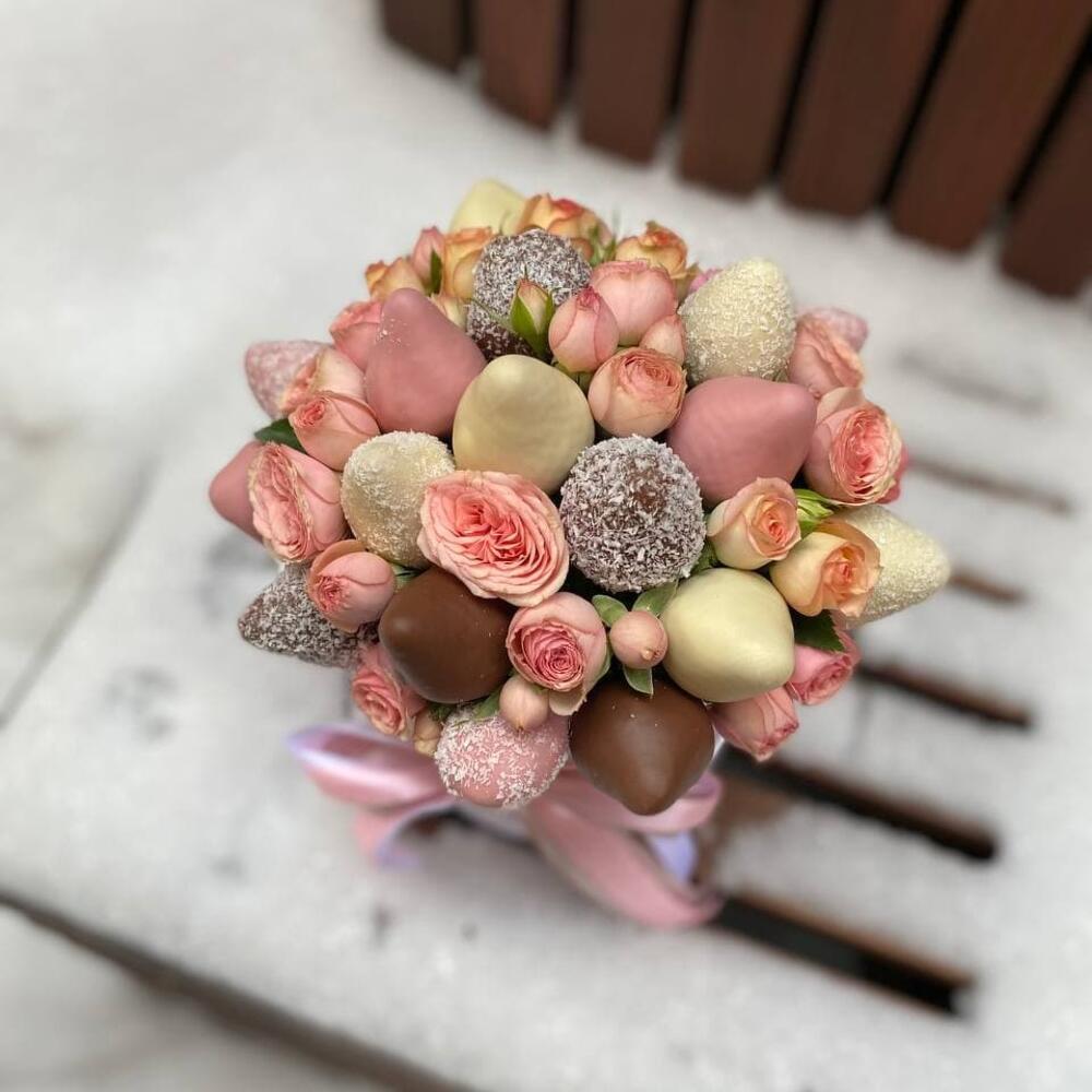 Съедобный букет из клубники в шоколаде и кустовых роз в шляпной коробке "Нежное чудо" Съедобный букет из клубники в шоколаде и кустовых роз в шляпной коробке "Нежное чудо"