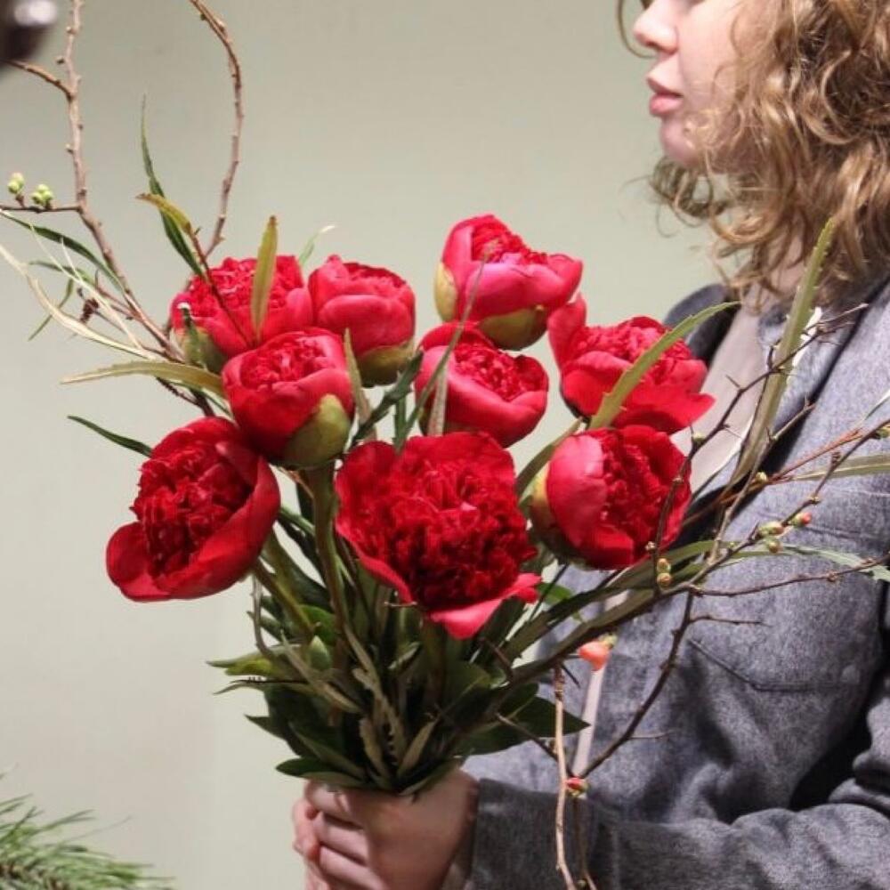 Пионы, гревиллия и ветви