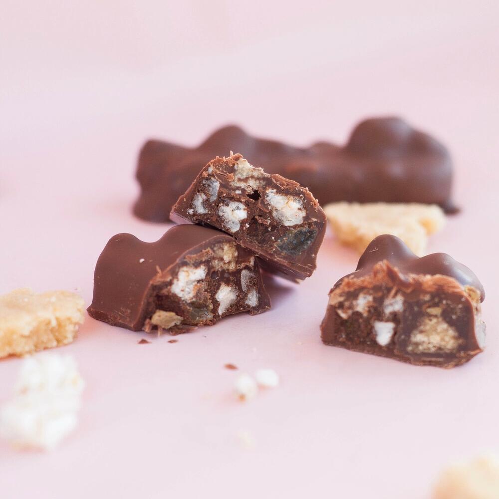 Сладкий подарочный набор / бокс SAVORI: чай, орешки в меду, шоколадные батончики, букетик