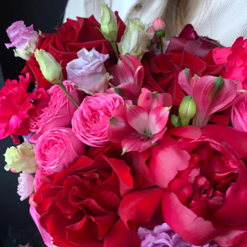 Цветы в коробке с пионами, розой и эустомой «Май»