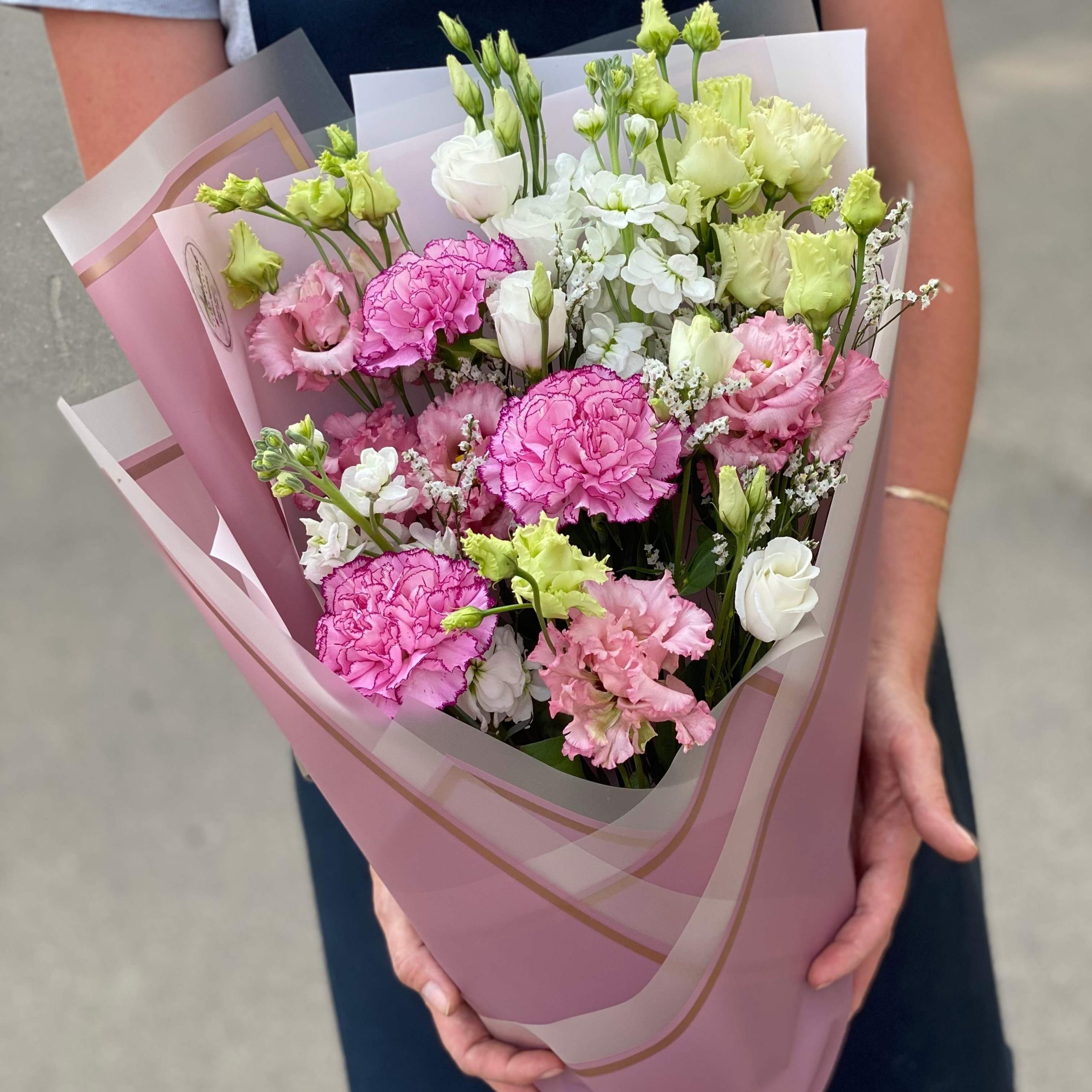 Букет их лизиантусов, гвоздик и маттиолы