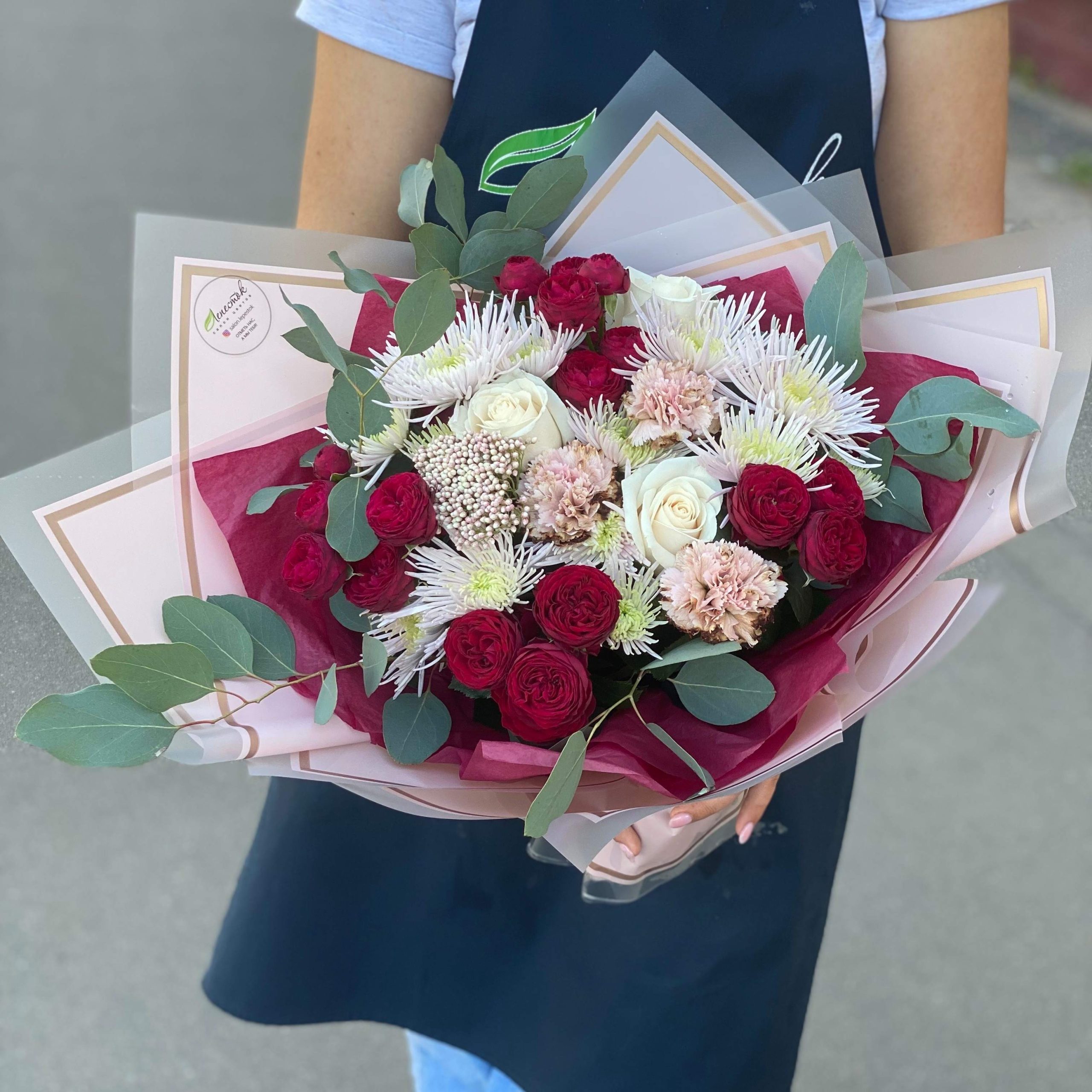 Букетик из пионовидных роз Марун, гвоздики и хризантемы Каприол