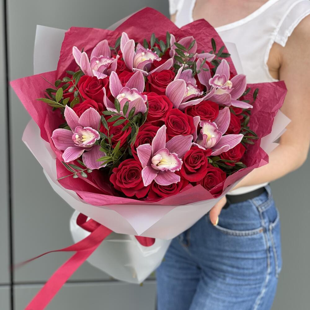 Букет Бурж с красными розами и цимбидиумом