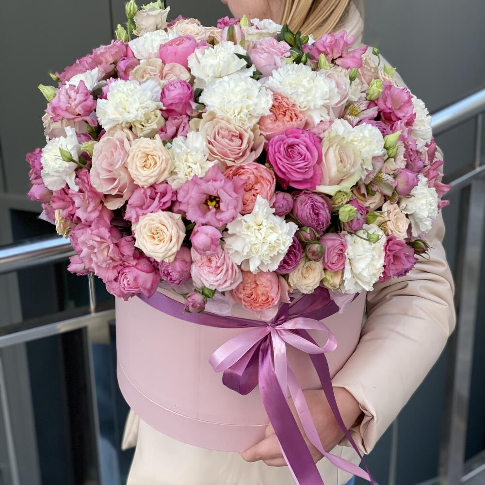 Коробка Тоскана из эустомы, кустовых и одноголовых роз, диантуса и альстромерии