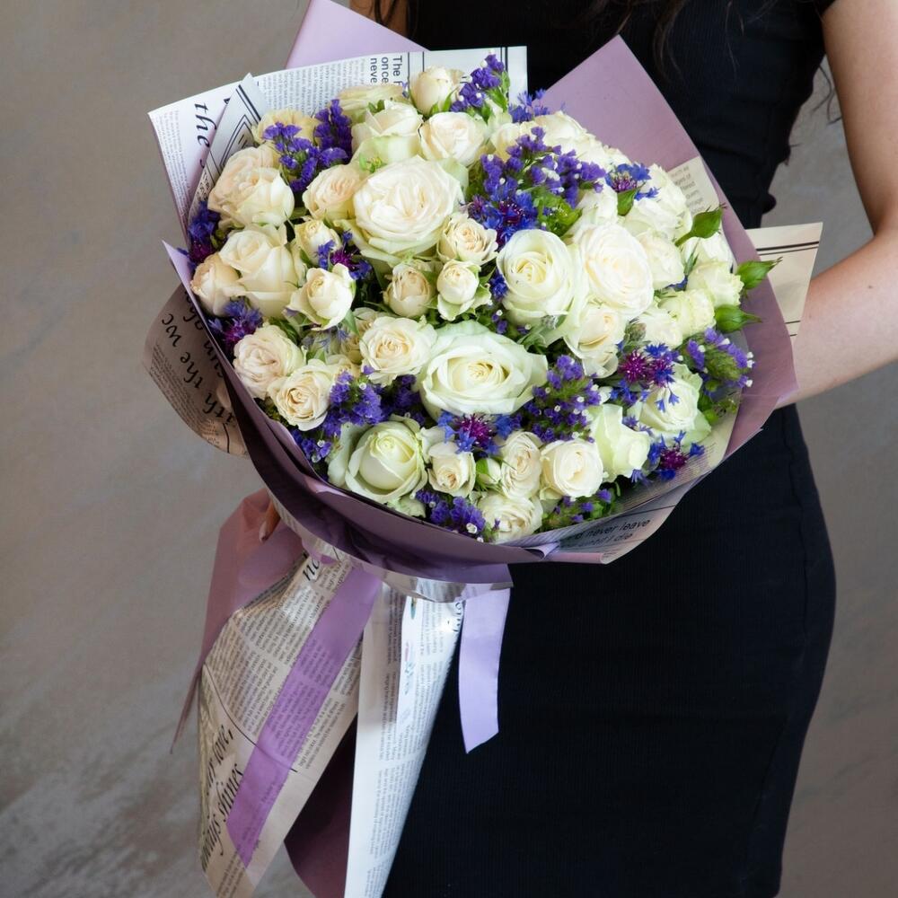 Букет с розами и лимониумами