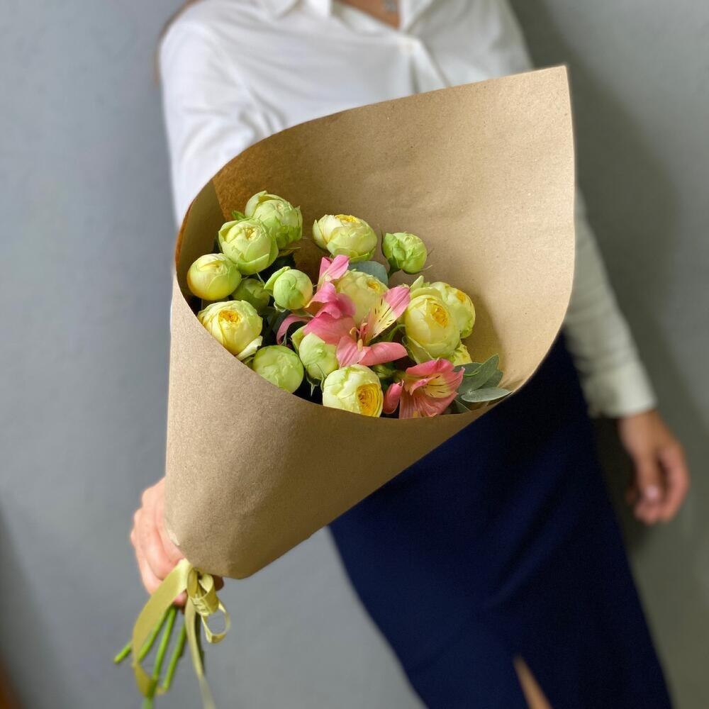 Авторский букет из пионовидных роз в крафт упаковке