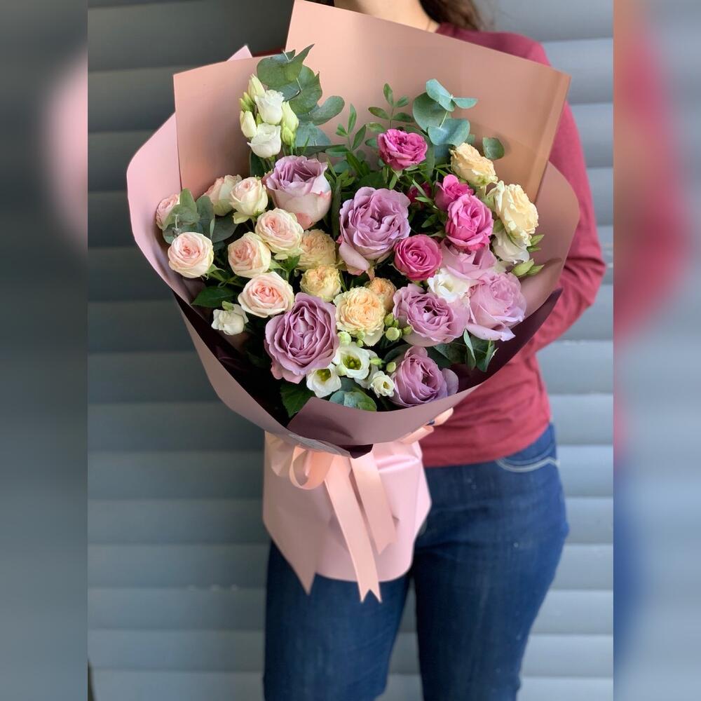 Букет цветов в фиолетовых, розовых и кремовых тонах