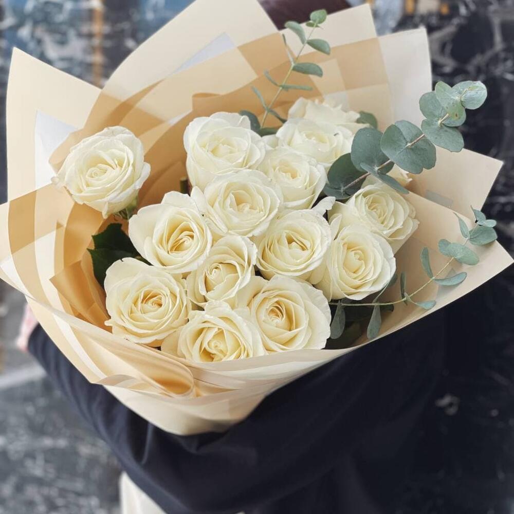 Белые розы 15 шт с эвкалиптом