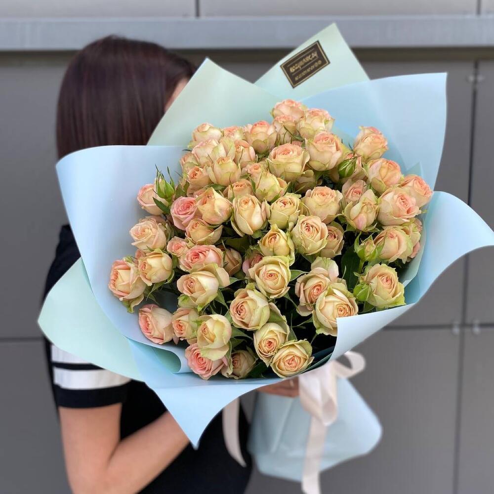 ≈ 71 роза - 11 веток кустовой розы Азор