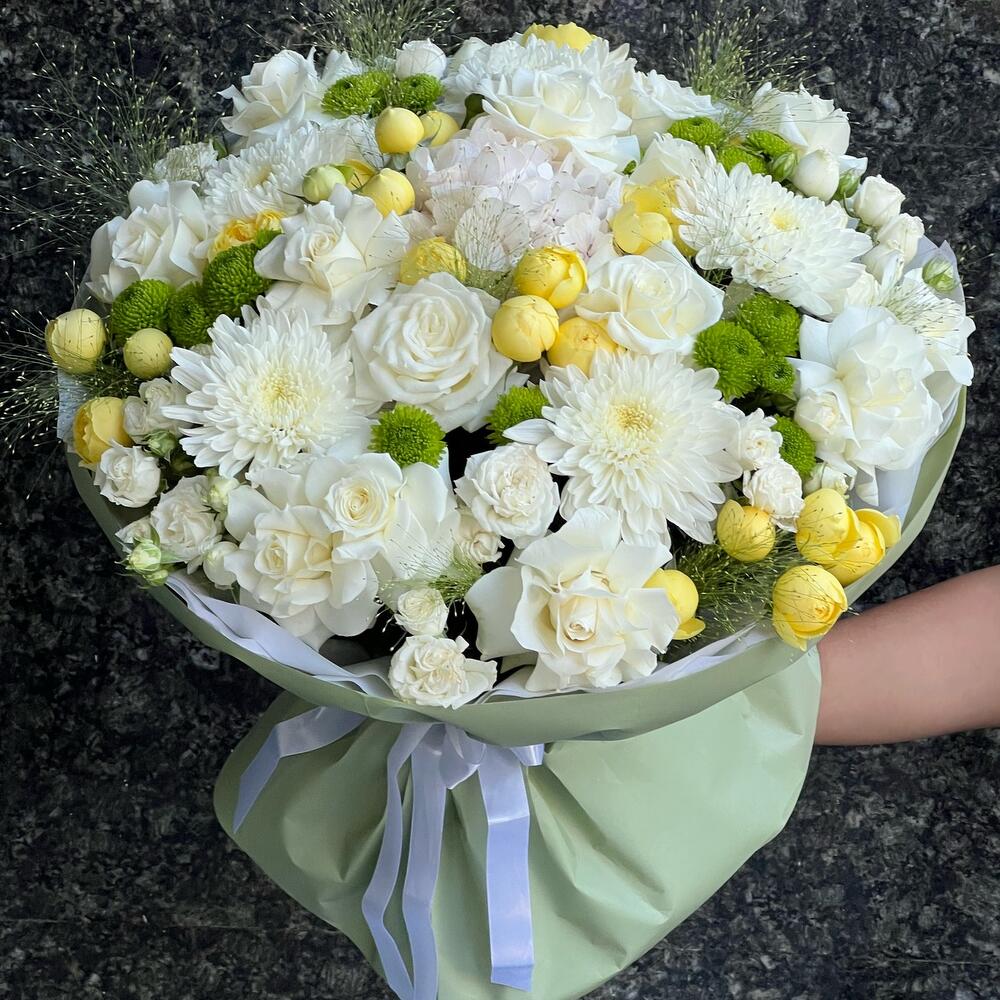 Авторский букет с добавлением жёлтых оттенков