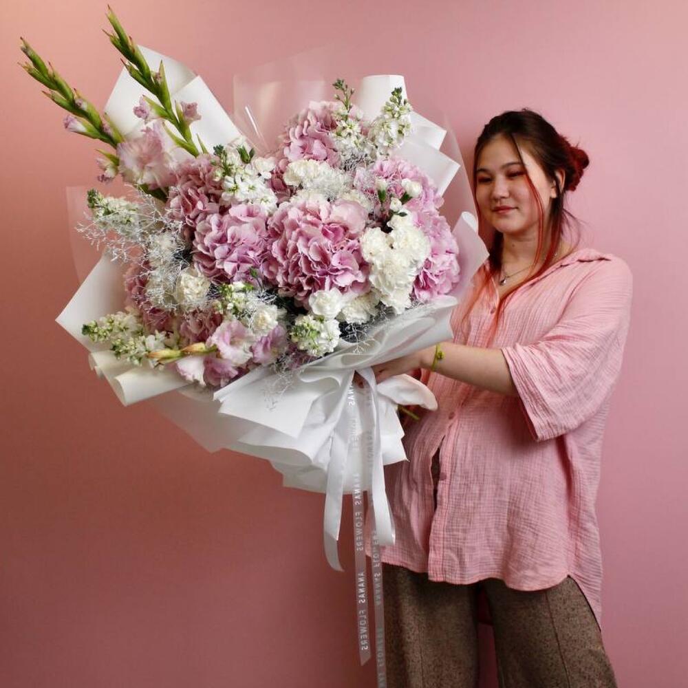 Авторский букет с гортензиями, маттиолой и диантусами