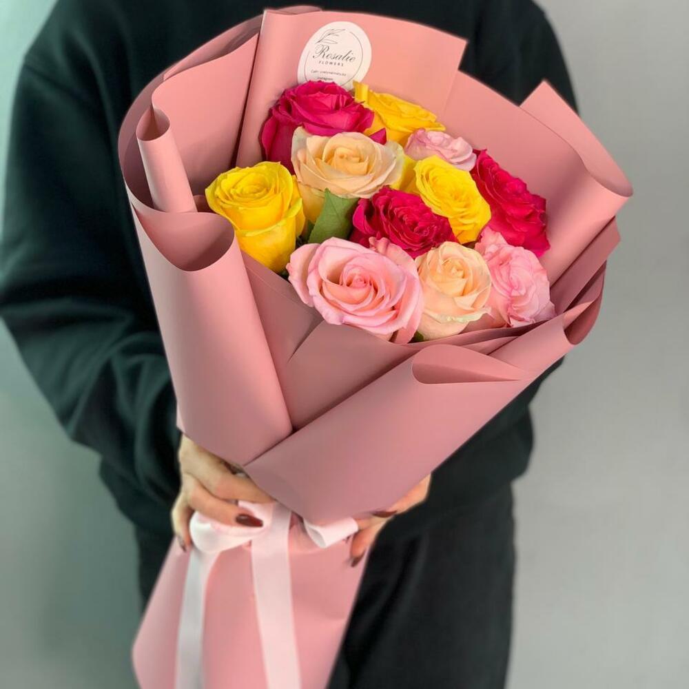 Моно букет из разноцветных роз