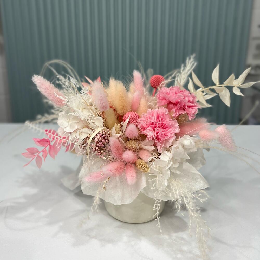 Композиция с сухоцветами и стабилизированными цветами