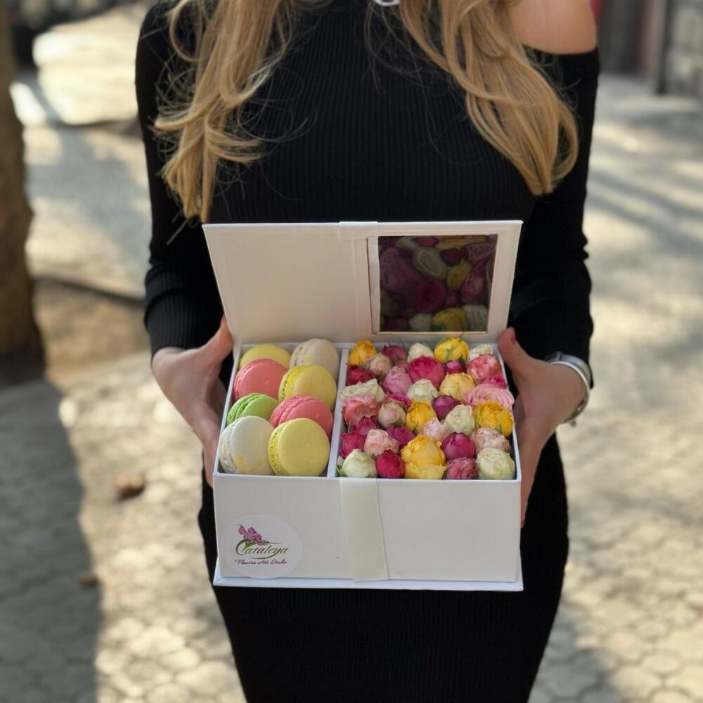 Сладкая композиция с кустовыми розами