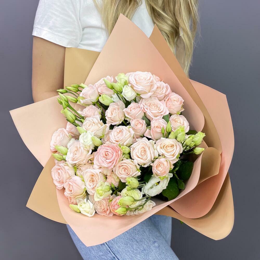 Букет из пионовидных роз с эустомой