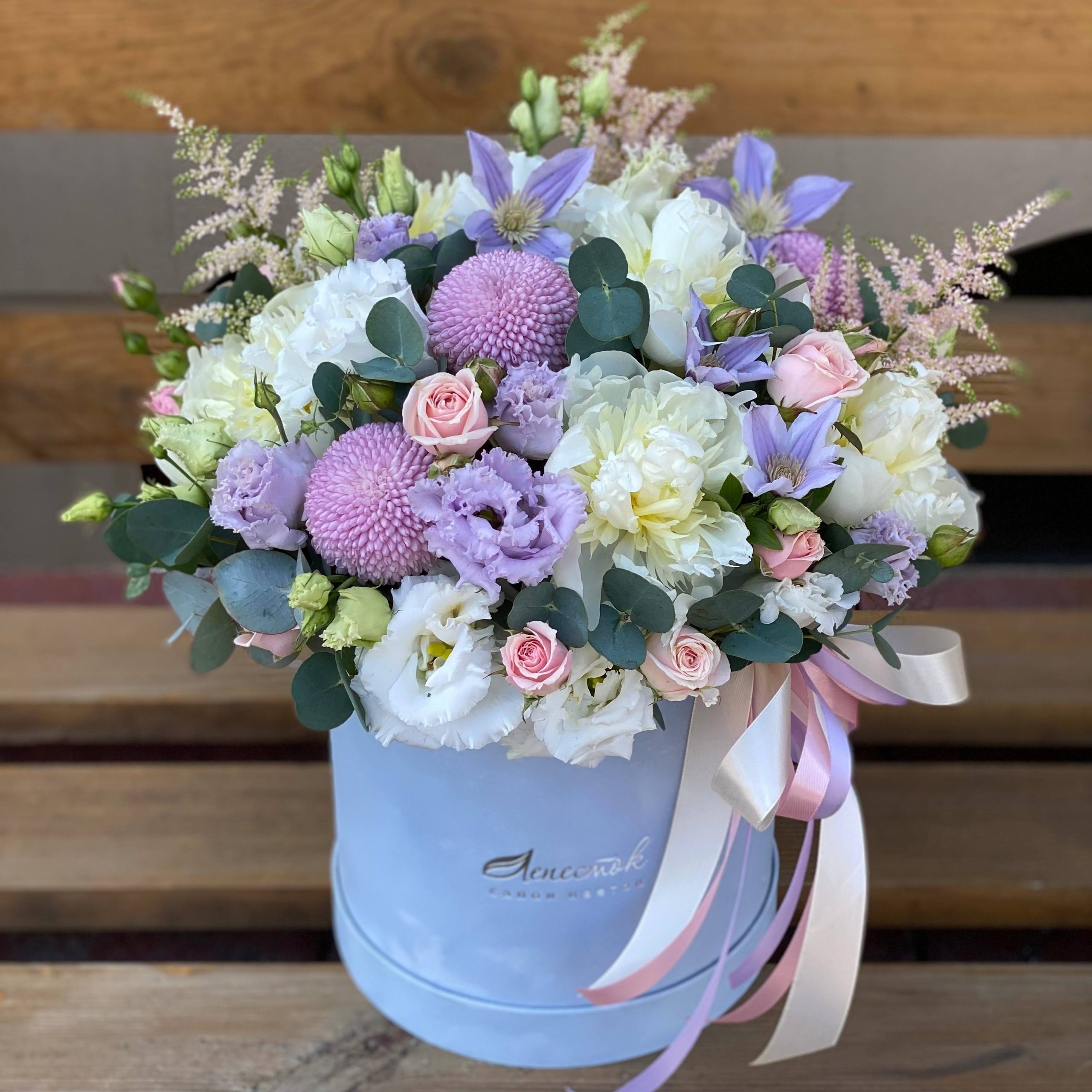 Бархатный цилиндр из белых пионов, эустомы и хризантемы Момоко