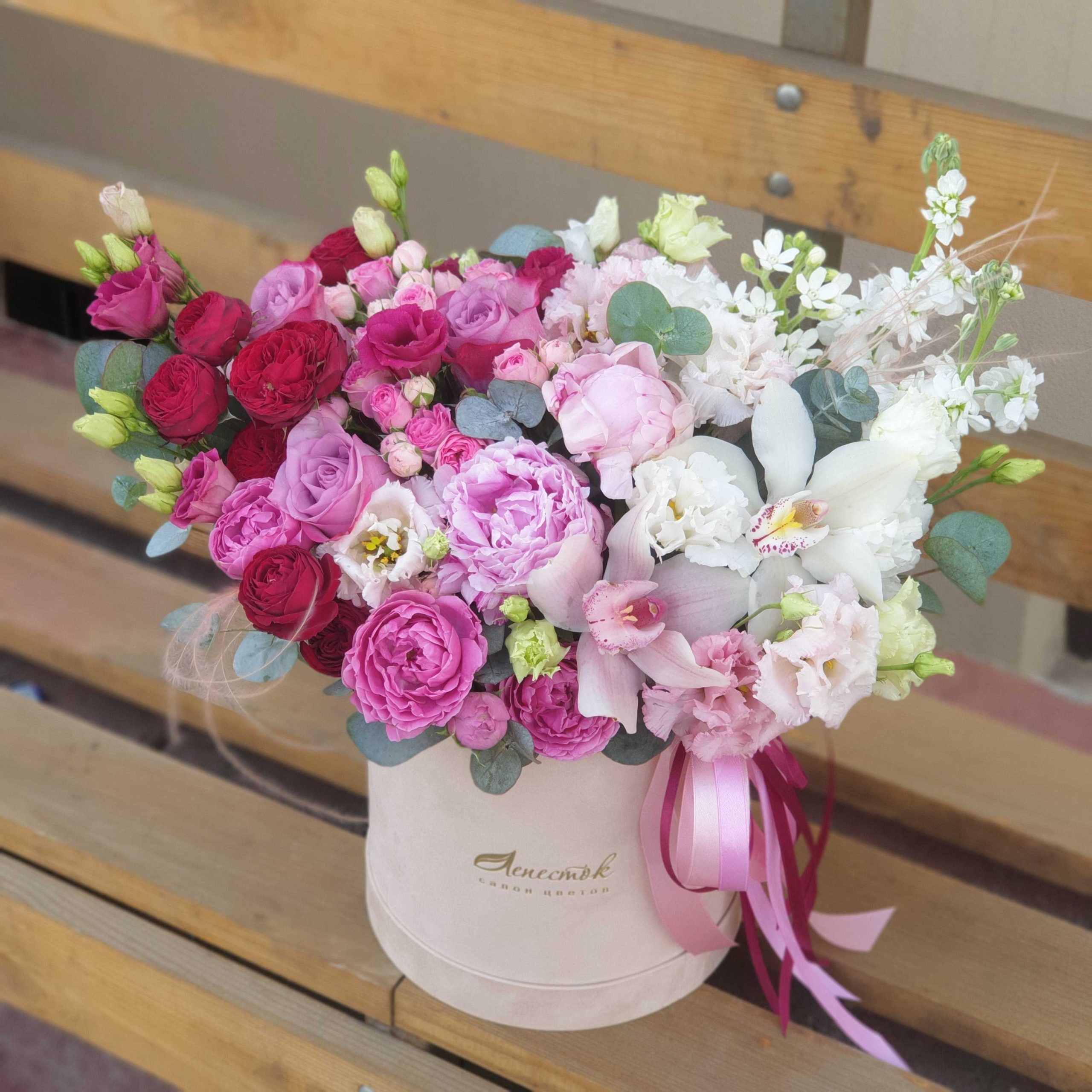 Бархатный цилиндр из пионовидных роз, пионов, лизиантусов и орхидей