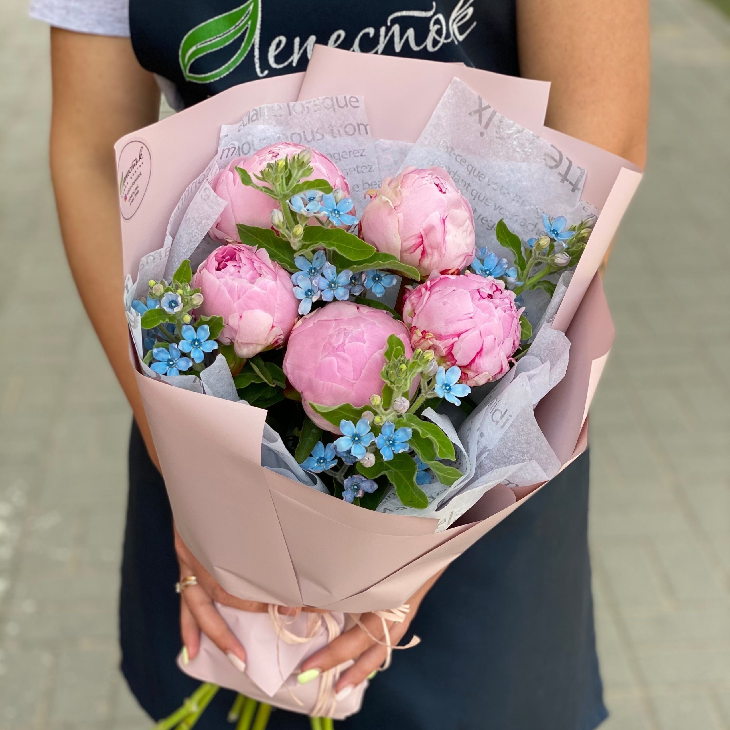 Букетик из пионов и твидии