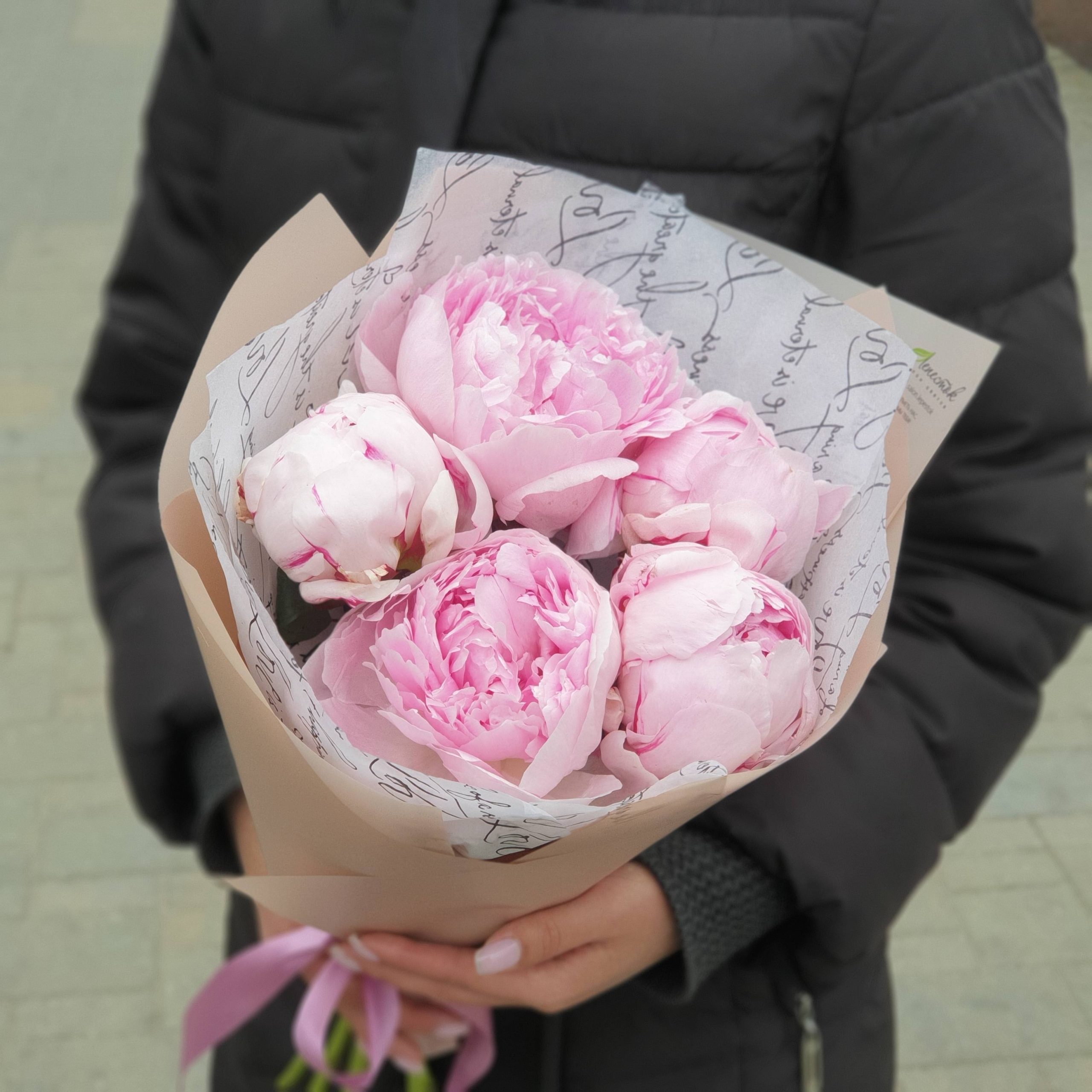 Букетик розовых пионов