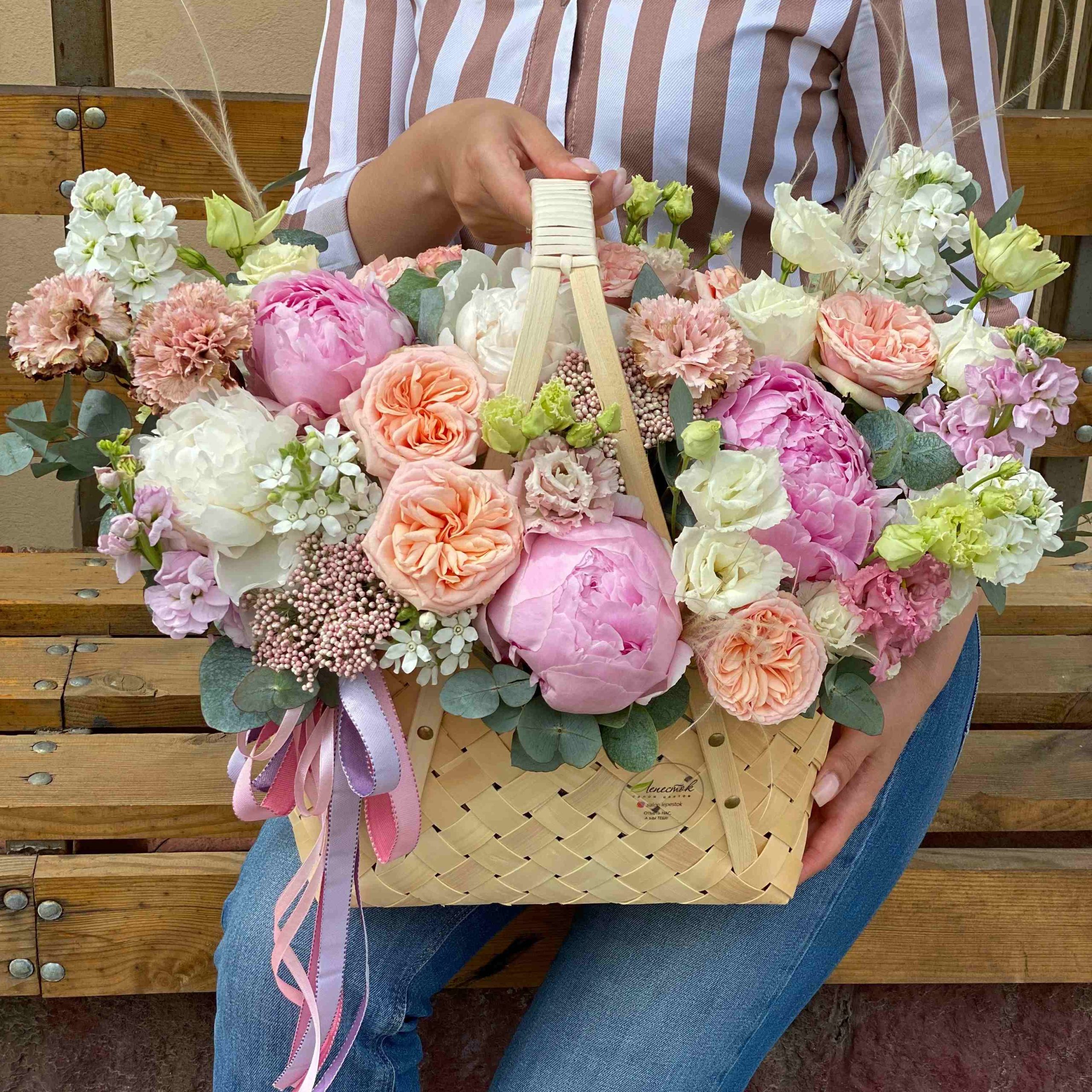 Сумочка из бересты с пионами и пионовидными розами, эустом и маттиол